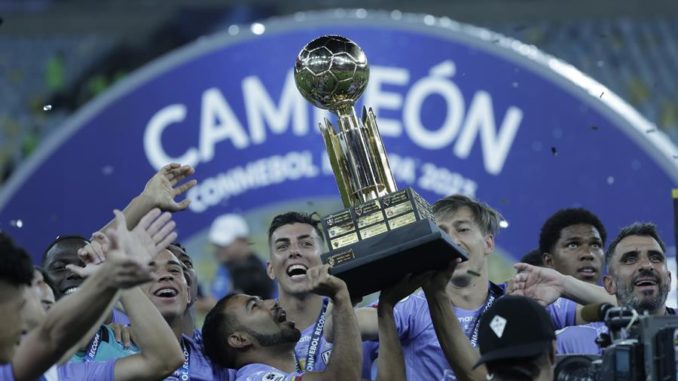 AMDEP1886. RÍO DE JANEIRO (BRASIL), 28/02/2023.- Jugadores de Independiente del Valle celebran su triunfo hoy, en la final de la Recopa Sudamericana entre Flamengo e Independiente del Valle (IDV) en el estadio Maracaná en Río de Janeiro (Brasil). EFE/ Antonio Lacerda