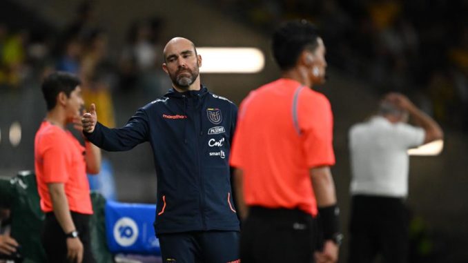 Sydney (Australia), 24/03/2023.- Ecuador's head coach Felix Sanchez gestures on the touchline during the soccer friendly match between Australia and Ecuador in Sydney, Australia 24 March 2023. (Futbol, Amistoso) EFE/EPA/DEAN LEWINS AUSTRALIA AND NEW ZEALAND OUT