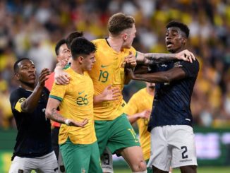 Sydney (Australia), 24/03/2023.- A confrontation between Felix Torres (R) of Ecuador and Alexander Robertson and Harry Souttar (C) Australia during the soccer friendly match between Australia and Ecuador in Sydney, Australia 24 March 2023. (Futbol, Amistoso) EFE/EPA/STEVEN MARKHAM AUSTRALIA AND NEW ZEALAND OUT