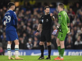 London (United Kingdom), 18/03/2023.- Chelsea's Kai Havertz (L) holds the ball before to execute a penalty shot as Everton goalkeeper Jordan Pickford (R) argues with referee Darren England (C) during the English Premier League soccer match between Chelsea and Everton in London, Britain, 18 March 2023. (Jordania, Reino Unido, Londres) EFE/EPA/Daniel Hambury EDITORIAL USE ONLY. No use with unauthorized audio, video, data, fixture lists, club/league logos or 'live' services. Online in-match use limited to 120 images, no video emulation. No use in betting, games or single club/league/player publications