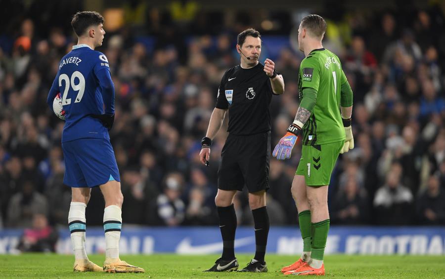 London (United Kingdom), 18/03/2023.- Chelsea’s Kai Havertz (L) holds the ball before to execute a penalty shot as Everton goalkeeper Jordan Pickford (R) argues with referee Darren England (C) during the English Premier League soccer match between Chelsea and Everton in London, Britain, 18 March 2023. (Jordania, Reino Unido, Londres) EFE/EPA/Daniel Hambury EDITORIAL USE ONLY. No use with unauthorized audio, video, data, fixture lists, club/league logos or ‘live’ services. Online in-match use limited to 120 images, no video emulation. No use in betting, games or single club/league/player publications