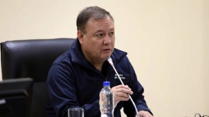 Ministro-del-Interior-habla-sobre-la-investigacion-sobre-envio-de-pendrives-a-periodistas.-700x466-1