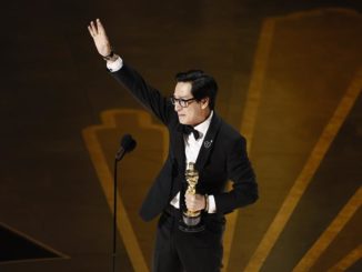 Hollywood (United States), 13/03/2023.- Ke Huy Quan celebrates after winning the Oscar for Actor in a Supporting Role for 'Everything Everywhere All at Once' during the 95th annual Academy Awards ceremony at the Dolby Theatre in Hollywood, Los Angeles, California, USA, 12 March 2023. The Oscars are presented for outstanding individual or collective efforts in filmmaking in 24 categories. (Estados Unidos) EFE/EPA/ETIENNE LAURENT