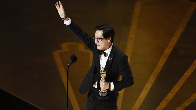 Hollywood (United States), 13/03/2023.- Ke Huy Quan celebrates after winning the Oscar for Actor in a Supporting Role for 'Everything Everywhere All at Once' during the 95th annual Academy Awards ceremony at the Dolby Theatre in Hollywood, Los Angeles, California, USA, 12 March 2023. The Oscars are presented for outstanding individual or collective efforts in filmmaking in 24 categories. (Estados Unidos) EFE/EPA/ETIENNE LAURENT