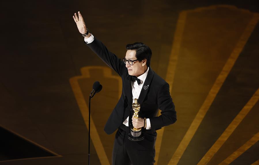 Ke Huy Quan receives the Oscar for best supporting actor |  The EC Republic