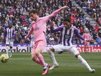 VALLADOLID, 05/03/2023.- El delantero ecuatoriano del Valladolid Gonzalo Plata (d) y el delantero del Espanyol Javi Puado durante el partido de Liga de Primera División disputado en el estadio de Zorrilla. EFE/R. García