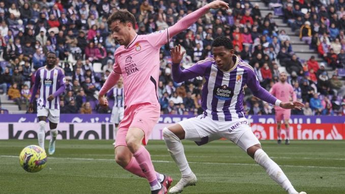 VALLADOLID, 05/03/2023.- El delantero ecuatoriano del Valladolid Gonzalo Plata (d) y el delantero del Espanyol Javi Puado durante el partido de Liga de Primera División disputado en el estadio de Zorrilla. EFE/R. García