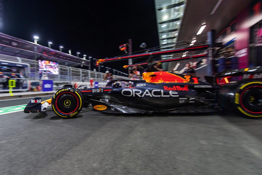 Jeddah (Saudi Arabia), 17/03/2023.- Dutch driver Max Verstappen of Red Bull Racing leaves the pit during the second practice session at the Jeddah Corniche Circuit, Saudi Arabia, 17 March 2023. The Formula One Grand Prix of Saudi Arabia will take place on 19 March. (Fórmula Uno, Arabia Saudita) EFE/EPA/STR