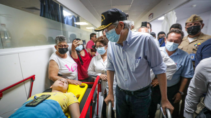 Presidente de Ecuador, Guillermo Lasso, visita heridos por terremoto