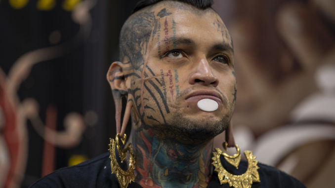 El "Black Alien" aterriza en Ecuador para exhibirse en Festival del Tatuaje