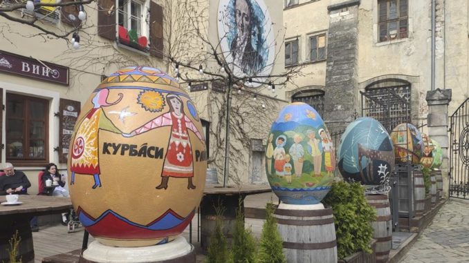 LEÓPOLIS (UCRANIA), 15/04/2023.- Vista de unos "psyankas", Huevos de Pascua decorados, en las calles de Leópolis. Muchos ucranianos preparan su desayuno de Pascua lejos de sus familias pero los alimentos tradicionales llegan incluso al frente como signo de gratitud y apoyo para que los soldados puedan unirse a la celebración aunque estén lejos del hogar. EFE/ Rotyslav Averchuk