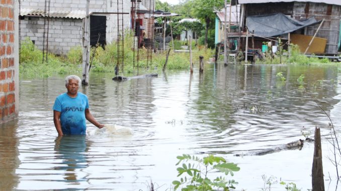 GYE-INUNDACIONES Salitre, Guayas, domingo 23 de abril del 2023 Fuertes jornadas de lluvias han causado estragos en varias provincias del país, en el cantón Salitre, en la provincia del Guayas, el desbordamiento del río a causa del caudal de la represa Daule-Peripa a dejado anegadas la calles, cultivos y viviendas. En la gráfica calles de la parroquia Junquillal, lucen cubiertas por el agua. Fotos:César Muñoz/API