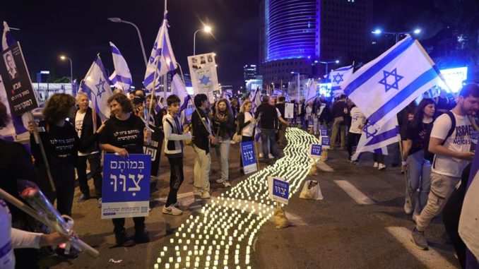 Tel Aviv (Israel), 22/04/2023.- People light candles in memory of fallen Israeli soldiers during a protest against the justice system reform in Tel Aviv, Israel, 22 April 2023. Mass protests continue across the country against the government justice system reform plan. (Protestas) EFE/EPA/ABIR SULTAN