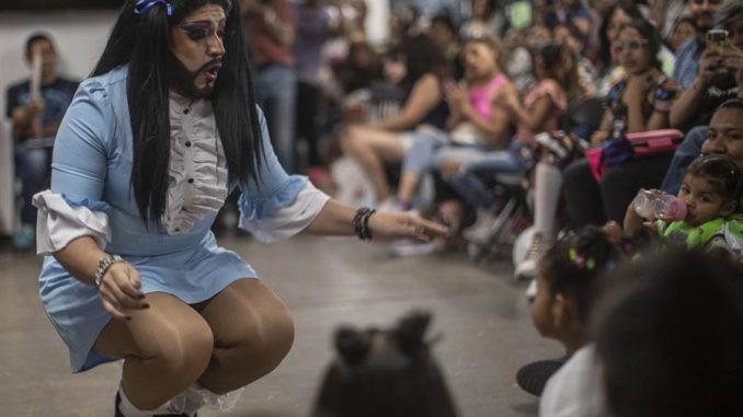 MEX3738.CIUDAD DE MÉXICO (MEXICO). 30/04/2023.-Integrantes del colectivo consejo ciudadano LGBT+ caracterizadas de Drag Queens, cuentan cuentos a los niños y niñas hoy, en el Centro Cultural Xavier Villaurrutia, en Ciudad de México (México). Al igual que en Monterrey, en la Ciudad de México un grupo drag realizó un espectáculo de cuenta cuentos, con la finalidad de fomentar un mensaje positivo de trato igualitario e inclusión para todos. EFE/ Isaac Esquivel