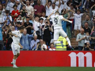 -FOTODELDÍA- MADRID, 29/04/2023.- El delantero del Real Madrid Karim Benzema celebra su gol, primero del equipo blanco ante el Almería, en el encuentro correspondiente a la jornada 32 de LaLiga Santander que Real Madrid y UD Almería disputan este sábado en el Santiago Bernabéu, en Madrid. EFE/ Juan Carlos Hidalgo