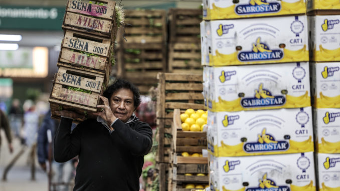 Los precios minoristas en Argentina subieron el 104,3 % interanual en marzo