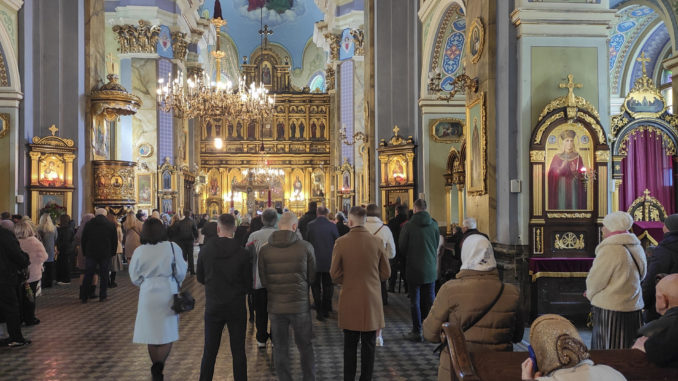 Ucrania celebra la Pascua, con el pensamiento en el frente de batalla