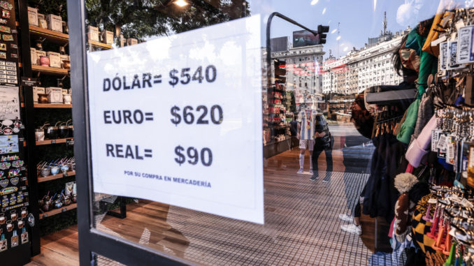 Argentina, sumergida en una nueva incertidumbre por el alza del 'dólar blue'