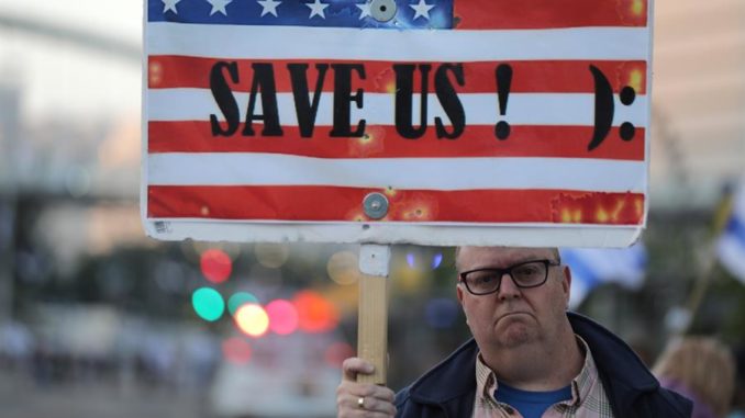 isreal Tel Aviv (Israel), 15/04/2023.- A demonstrator holds a placard during a protest against the justice system reform in Tel Aviv, Israel, 15 April 2023. Mass protests continue across the country against the government justice system reform plan. (Protestas) EFE/EPA/ABIR SULTAN
