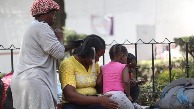 MEX2180. CIUDAD DE MÉXICO (MÉXICO), 15/04/2023.- Un grupo de migrantes haitianos permanece frente a las oficinas de la Comisión Mexicana de Ayuda a Refugiados (COMAR), el 14 de abril de 2023, en Ciudad de México (México). La crisis migratoria en México ha alcanzado a una capital saturada, donde miles de personas esperan en campamentos improvisados y albergues los permisos humanitarios que les permitan seguir su viaje hacia Estados Unidos o trabajar en el país. EFE/Sáshenka Gutiérrez