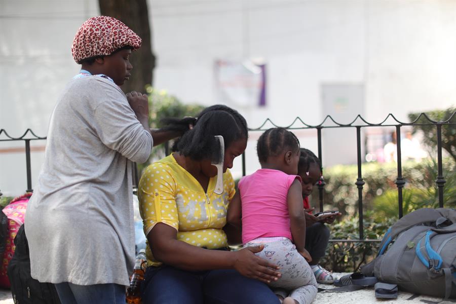 MEX2180. CIUDAD DE MÉXICO (MÉXICO), 15/04/2023.- Un grupo de migrantes haitianos permanece frente a las oficinas de la Comisión Mexicana de Ayuda a Refugiados (COMAR), el 14 de abril de 2023, en Ciudad de México (México). La crisis migratoria en México ha alcanzado a una capital saturada, donde miles de personas esperan en campamentos improvisados y albergues los permisos humanitarios que les permitan seguir su viaje hacia Estados Unidos o trabajar en el país. EFE/Sáshenka Gutiérrez