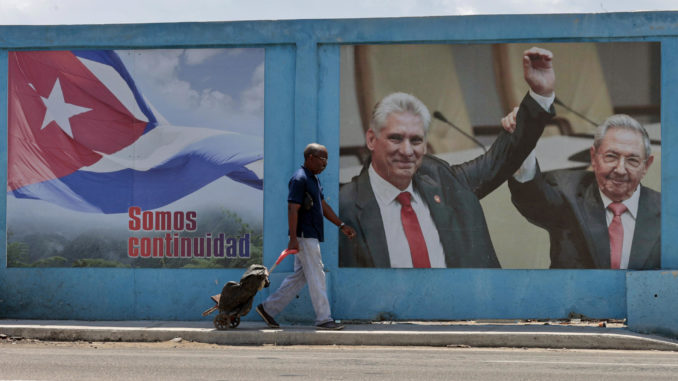 El parlamento cubano reelige casi por unanimidad y sin cambios a su c˙pula