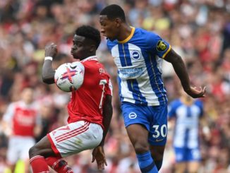 London (United Kingdom), 14/05/2023.- Arsenal'Äôs Bukayo Saka (L) and Brighton and Hove's Pervis Estupian (R) in action during the English Premier League soccer match between Arsenal FC and Brighton & Hove Albion, in London, Britain, 14 May 2023. (Laos, Reino Unido, Londres) EFE/EPA/NEIL HALL EDITORIAL USE ONLY. No use with unauthorized audio, video, data, fixture lists, club/league logos or 'live' services. Online in-match use limited to 120 images, no video emulation. No use in betting, games or single club/league/player publications.