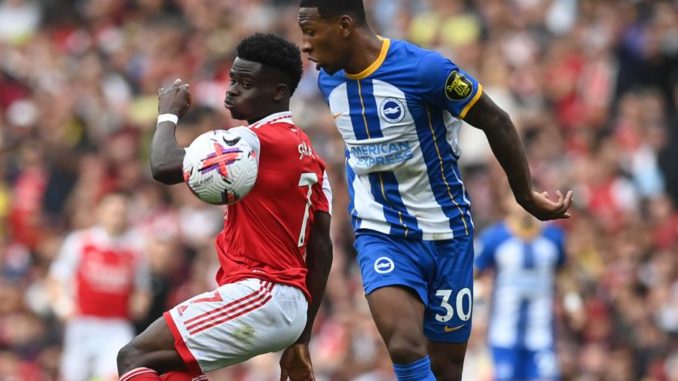 London (United Kingdom), 14/05/2023.- Arsenal'Äôs Bukayo Saka (L) and Brighton and Hove's Pervis Estupian (R) in action during the English Premier League soccer match between Arsenal FC and Brighton & Hove Albion, in London, Britain, 14 May 2023. (Laos, Reino Unido, Londres) EFE/EPA/NEIL HALL EDITORIAL USE ONLY. No use with unauthorized audio, video, data, fixture lists, club/league logos or 'live' services. Online in-match use limited to 120 images, no video emulation. No use in betting, games or single club/league/player publications.