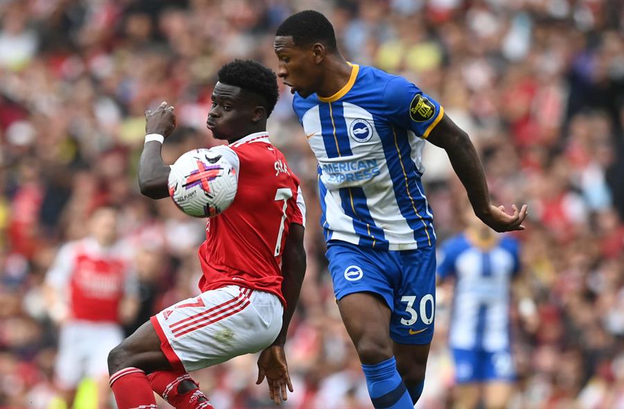 London (United Kingdom), 14/05/2023.- Arsenal'Äôs Bukayo Saka (L) and Brighton and Hove's Pervis Estupian (R) in action during the English Premier League soccer match between Arsenal FC and Brighton & Hove Albion, in London, Britain, 14 May 2023. (Laos, Reino Unido, Londres) EFE/EPA/NEIL HALL EDITORIAL USE ONLY. No use with unauthorized audio, video, data, fixture lists, club/league logos or 'live' services. Online in-match use limited to 120 images, no video emulation. No use in betting, games or single club/league/player publications.
