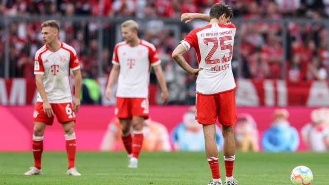 Munich (Germany), 10/01/2023.- Bayern players react during the German Bundesliga soccer match between FC Bayern Munich vs RB Leipzig in Munich, Germany, 20 May 2023. (Alemania) EFE/EPA/Anna Szilagyi (ATTENTION: The DFL regulations prohibit any use of photographs as image sequences and/or quasi-video.)