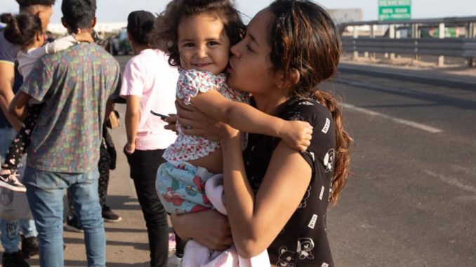 ACOMPAÑA CRÓNICA: CRISIS MIGRATORIA. AME9180. ARICA (CHILE), 14/05/2023.- Una migrante besa a su hija el 3 de mayo de 2023, en el paso fronterizo Chacalluta, en Arica (Chile). Jimir, Yuri y Belquis jamás se vieron aunque estuvieron en sitios parecidos, jamás hablaron, pero si lo hubieran hecho en la penúltima parada que les deparó su azarosa vida de migrantes, huyendo de Chile, se habrían sorprendido de qué parejos eran sus sueños rotos, sus miedos, su destino compartido. EFE/ Lucas Aguayo Araos