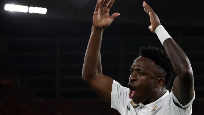 Vinicius SEVILLA, 06/05/2023.- El delantero brasileño del Real Madrid, Vinicius Jr., celebra el primer gol del equipo madridista durante el encuentro correspondiente a la final de la Copa del Rey que disputan hoy sábado frente a Osasuna en el estadio La Cartuja de Sevilla. EFE/Julio Muñoz.