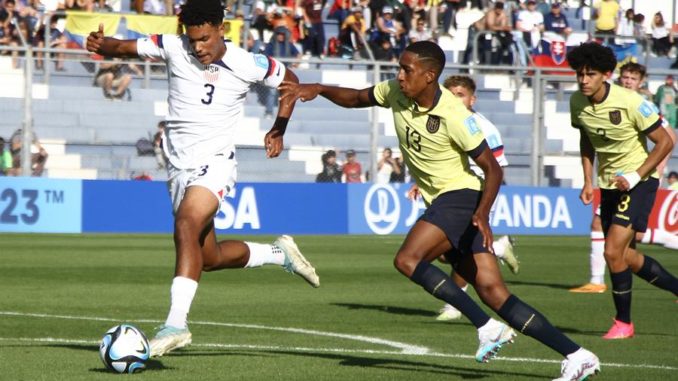 Ecuador AMDEP1302. SAN JUAN (ARGENTINA), 20/05/2023.- Caleb Wiley (i) de Estados Unidos disputan un balón con Daniel de la Cruz de Ecuador hoy, en un partido del grupo B de la Copa Mundial de Fútbol sub-20 entre Estados Unidos y Ecuador en el estadio Bicentenario en San Juan (Argentina). EFE/ Marcos Urisa