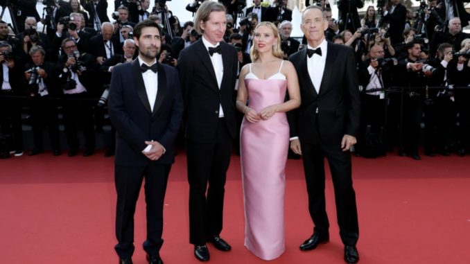 Scarlett Johansson junto al elenco de la nueva entrega de Wes Anderson, Asteroid City. Foto Obtenida de Twitter
