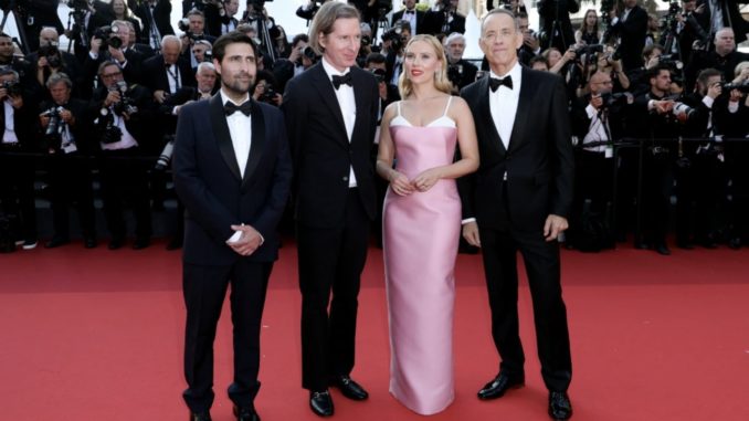 Scarlett Johansson junto al elenco de la nueva entrega de Wes Anderson, Asteroid City. Foto Obtenida de Twitter Scarlett Johansson junto al elenco de la nueva entrega de Wes Anderson, Asteroid City. Foto Obtenida de Twitter