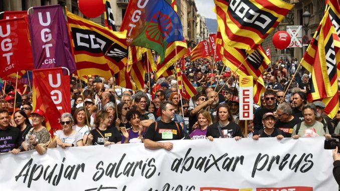 Barcelona protestas -FOTODELDÍA- BARCELONA, 01/05/2023.- Varios activistas corean consignas durante una manifestación por el centro de Barcelona con motivo del Primero de Mayo con el lema "Subir los salarios. Bajar los precios. Repartir beneficios" este lunes. EFE/Toni Albir