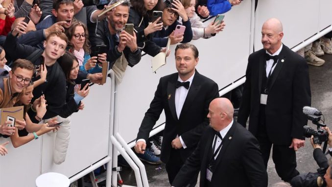 Cannes (France), 20/05/2023.- Leonardo DiCaprio (C) arrives for the screening of 'Killers of the Flower Moon' during the 76th annual Cannes Film Festival, in Cannes, France, 20 May 2023. The festival runs from 16 to 27 May. (Cine, Francia) EFE/EPA/Mike Coppola / POOL *** Local Caption *** CANNES, FRANCE - MAY 20: Madalina Diana Ghenea attends the "Killers Of The Flower Moon" red carpet during the 76th annual Cannes film festival at Palais des Festivals on May 20, 2023 in Cannes, France. (Photo by Mike Coppola/Getty Images)