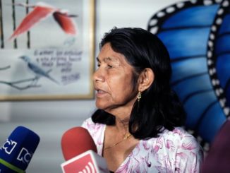 AME333. SAN JOSÉ DEL GUAVIARE (COLOMBIA), 20/05/2023.- Fátima Valencia, abuela de los cuatro niños perdidos desde hace 20 días después de un accidente aéreo en el sur de Colombia, brinda declaraciones a los medios, hoy, en San José del Guaviare (Colombia). Valencia aseguró este sábado que es muy "doloroso" lo sucedido y pidió apoyo: "Mucha gente se ha accidentado y a los blancos sí les apoyan, pero a nosotros, ¿quién nos va a apoyar?". Los equipos de rescate han intensificado en los últimos días la búsqueda en la zona selvática del sur del país donde el pasado 1 de mayo se accidentó un avión para tratar de encontrar con vida a Lesly Mukutuy, de 11 años; a Soleiny Mukutuy, de 9 años; a Tien Noriel Ronoque Mukutuy, de 4 años, y al bebé de 11 meses Cristin Neruman Ranoque. EFE/ Mauricio Dueñas Castañeda