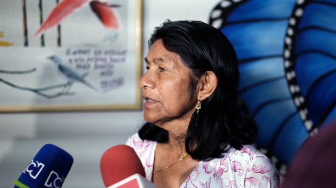 AME333. SAN JOSÉ DEL GUAVIARE (COLOMBIA), 20/05/2023.- Fátima Valencia, abuela de los cuatro niños perdidos desde hace 20 días después de un accidente aéreo en el sur de Colombia, brinda declaraciones a los medios, hoy, en San José del Guaviare (Colombia). Valencia aseguró este sábado que es muy "doloroso" lo sucedido y pidió apoyo: "Mucha gente se ha accidentado y a los blancos sí les apoyan, pero a nosotros, ¿quién nos va a apoyar?". Los equipos de rescate han intensificado en los últimos días la búsqueda en la zona selvática del sur del país donde el pasado 1 de mayo se accidentó un avión para tratar de encontrar con vida a Lesly Mukutuy, de 11 años; a Soleiny Mukutuy, de 9 años; a Tien Noriel Ronoque Mukutuy, de 4 años, y al bebé de 11 meses Cristin Neruman Ranoque. EFE/ Mauricio Dueñas Castañeda