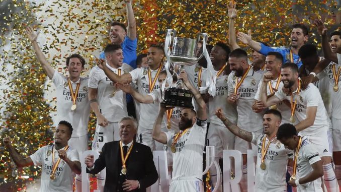 SEVILLA, 06/05/2023.- El Real Madrid se impuso este sábado por 2-1 a Osasuna en la final de la Copa de Rey que se disputó en el estadio de La Cartuja, en Sevilla, logrando el vigésimo trofeo de campeón de este torneo nueve años después. EFE/Jose Manuel Vidal