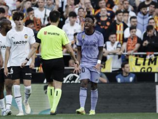 VALENCIA 21/05/2023.- El árbitro de Burgos Bengoetxea (2d) habla con el delantero brasileño del Real Madrid Vinícius Júnior (d) durante el partido correspondiente a la jornada 35 de LaLiga Santander que disputan Valencia CF y Real Madrid este domingo en Mestalla (Valencia). EFE/ Biel Alino