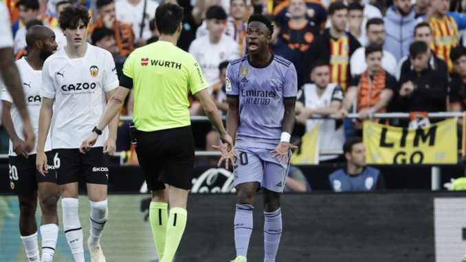 VALENCIA 21/05/2023.- El árbitro de Burgos Bengoetxea (2d) habla con el delantero brasileño del Real Madrid Vinícius Júnior (d) durante el partido correspondiente a la jornada 35 de LaLiga Santander que disputan Valencia CF y Real Madrid este domingo en Mestalla (Valencia). EFE/ Biel Alino