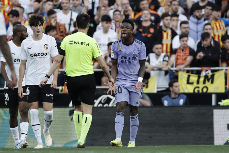 VALENCIA 21/05/2023.- El árbitro de Burgos Bengoetxea (2d) habla con el delantero brasileño del Real Madrid Vinícius Júnior (d) durante el partido correspondiente a la jornada 35 de LaLiga Santander que disputan Valencia CF y Real Madrid este domingo en Mestalla (Valencia). EFE/ Biel Alino