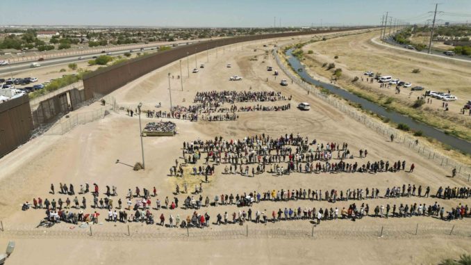 Patrulla Fronteriza de EEUU detiene a 2.500 personas en horas previas al fin del TÌtulo 42