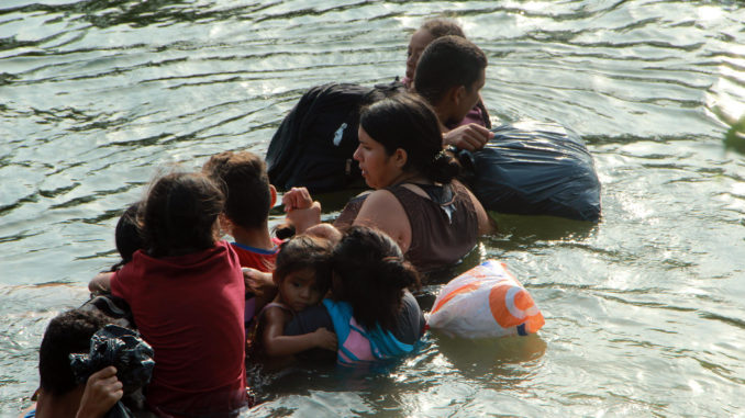 El caos y la desesperaciÛn crecen en la frontera norte de MÈxico ante fin del TÌtulo 42