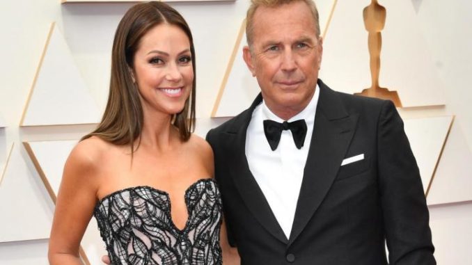 kevin-costner-y-christine-baumgartner-en-los-oscar-de-2022.r_d.822-569-4453