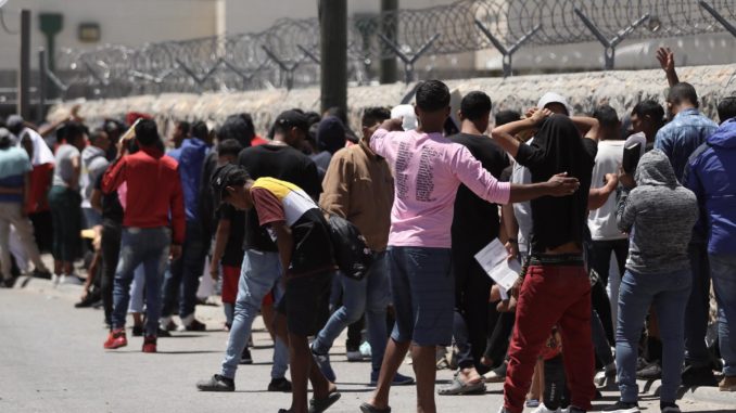 Miedo y esperanza de un trato justo empujan a migrantes a entregarse en El Paso