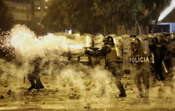 Manifestantes se enfrentan con la policía durante una jornada de marchas contra la presidencia de Dina Boluarte, en Lima (Perú), en una fotografía de archivo. EFE