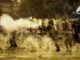 Manifestantes se enfrentan con la policía durante una jornada de marchas contra la presidencia de Dina Boluarte, en Lima (Perú), en una fotografía de archivo. EFE