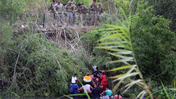 El caos y la desesperaciÛn crecen en la frontera norte de MÈxico ante fin del TÌtulo 42